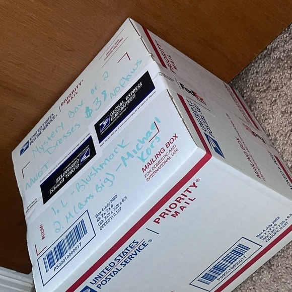 Michael Kors Fashion Surprise Box - Picture 2 of 4